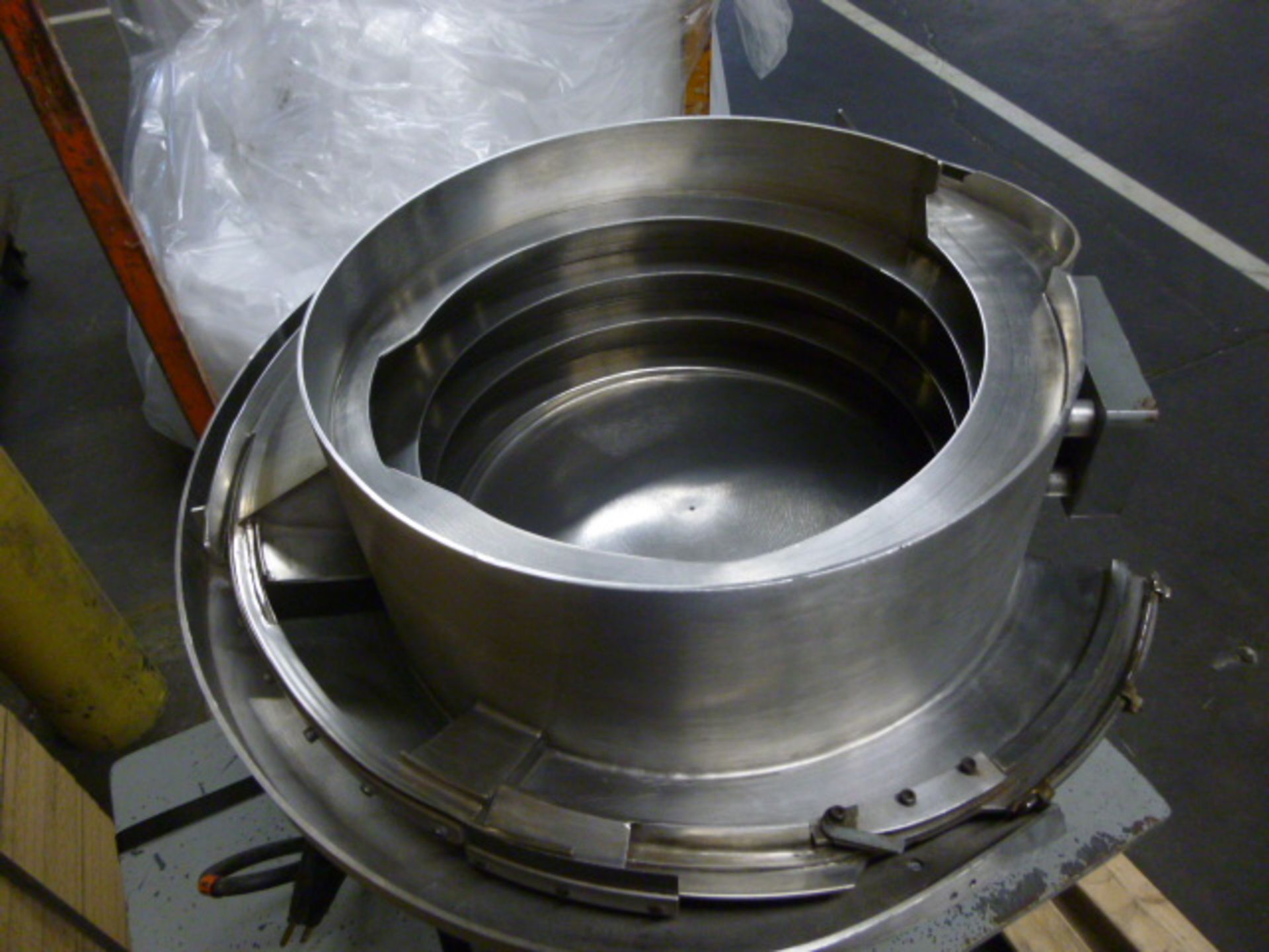 Vibrating bowl Coates industrial brand Model: 8673 115Volts 60 HZ *Item location : Montreal - Image 2 of 3