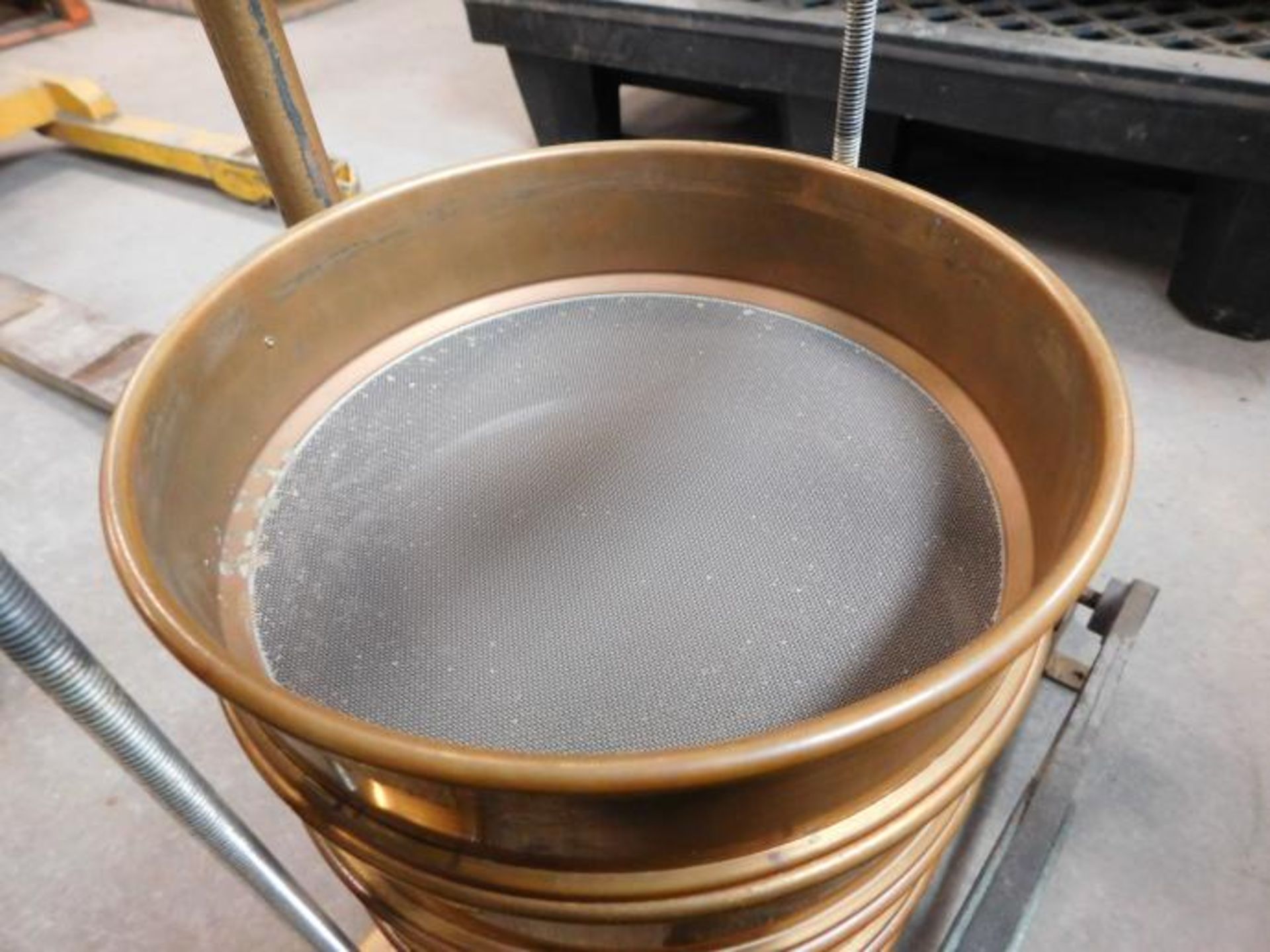 VIBRATORY SIEVE SHAKER 2.00 MM,1.00 MM,500 UM,425 UM, 250 UM, 106 UM, 75 UM - Image 4 of 7