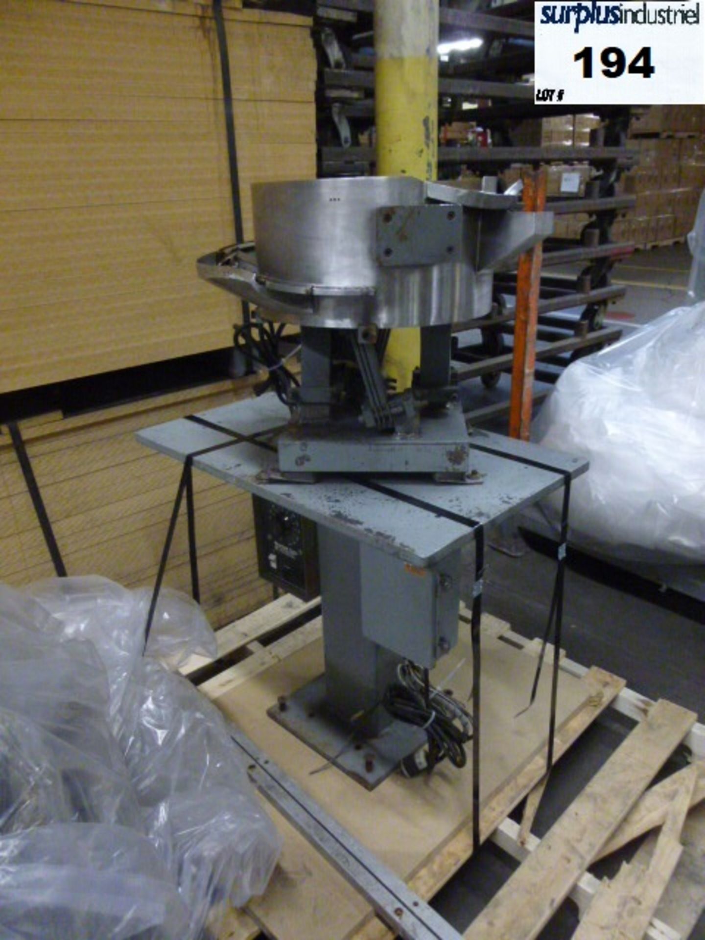 Vibrating bowl Coates industrial brand Model: 8673 115Volts 60 HZ *Item location : Montreal