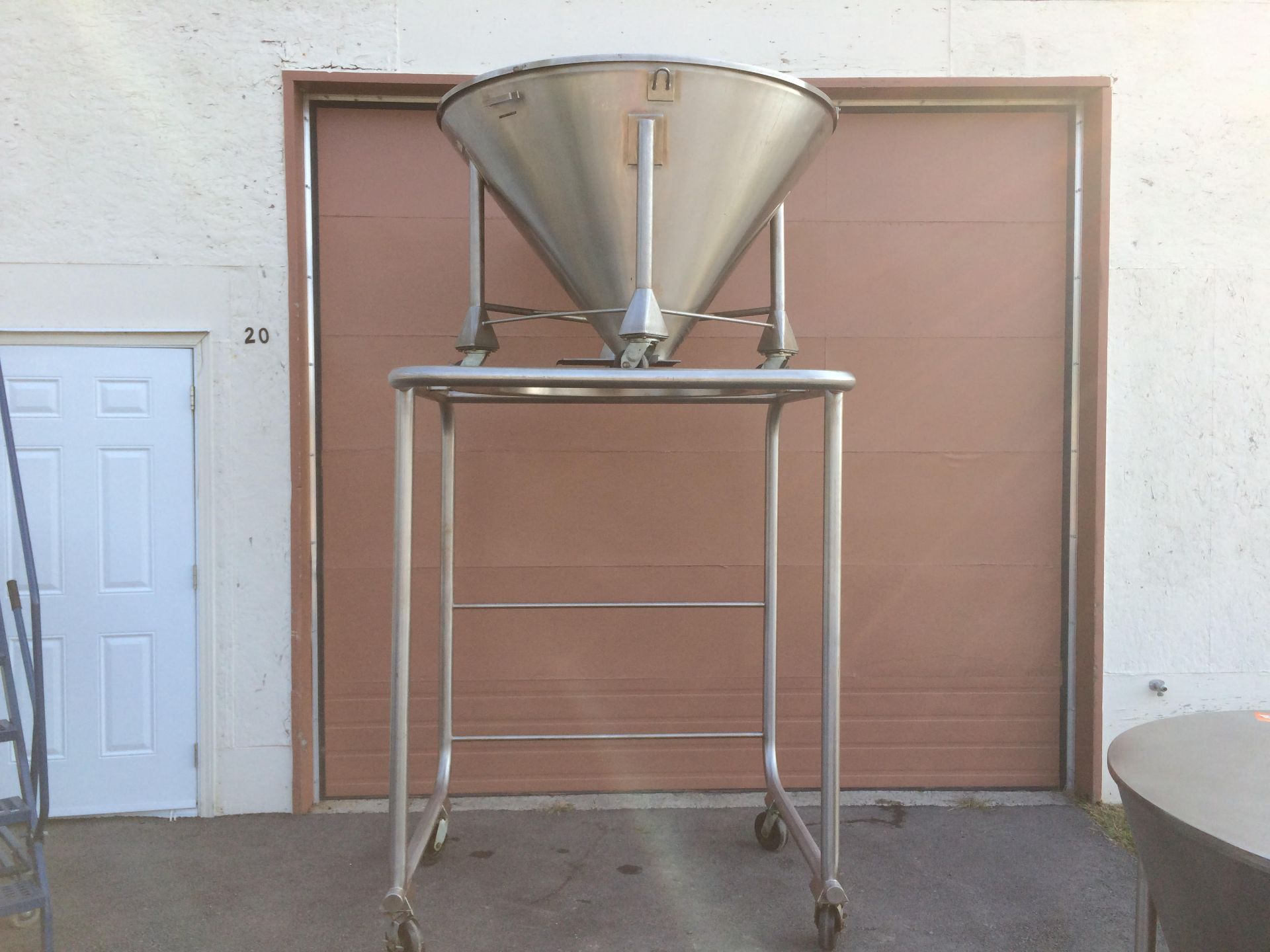 Lot of 2 large stainless steel hoppers with two-part lids and support for emptying. The hoppers - Image 2 of 8