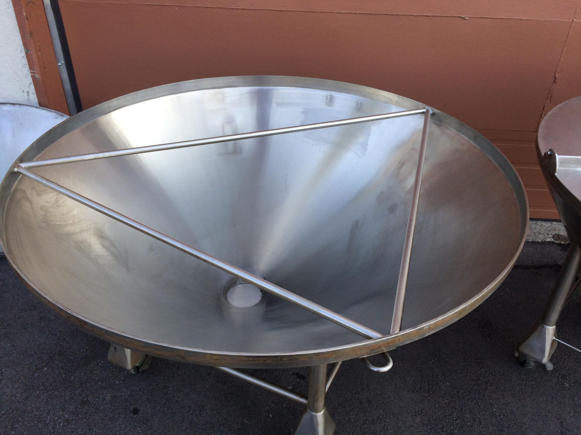 Lot of 2 large stainless steel hoppers with two-part lids and support for emptying. The hoppers - Image 6 of 8