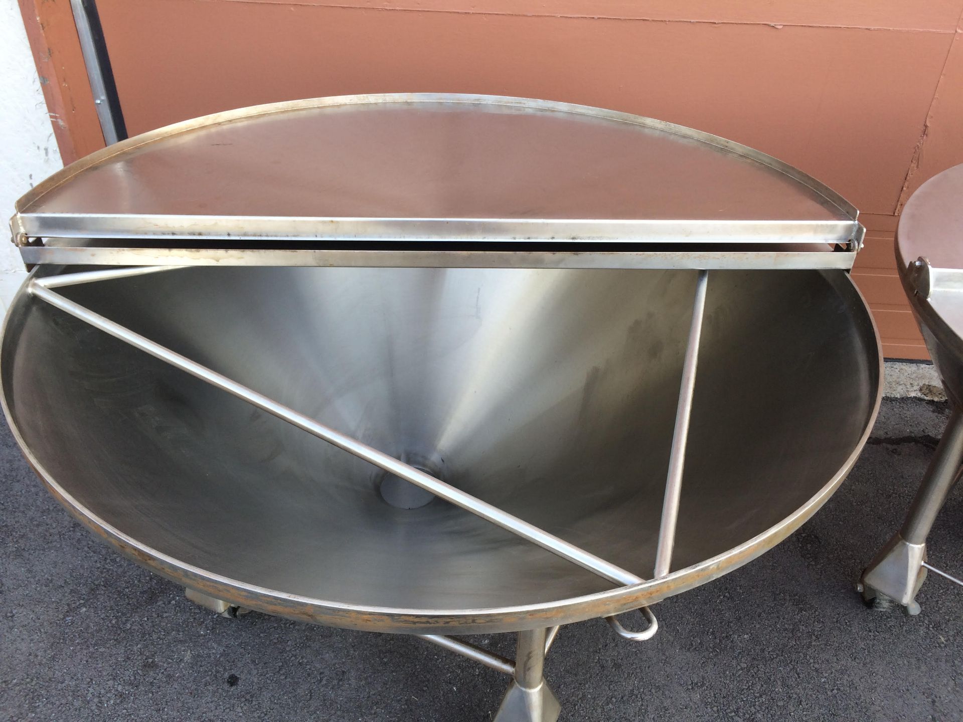 Lot of 2 large stainless steel hoppers with two-part lids and support for emptying. The hoppers - Image 5 of 8