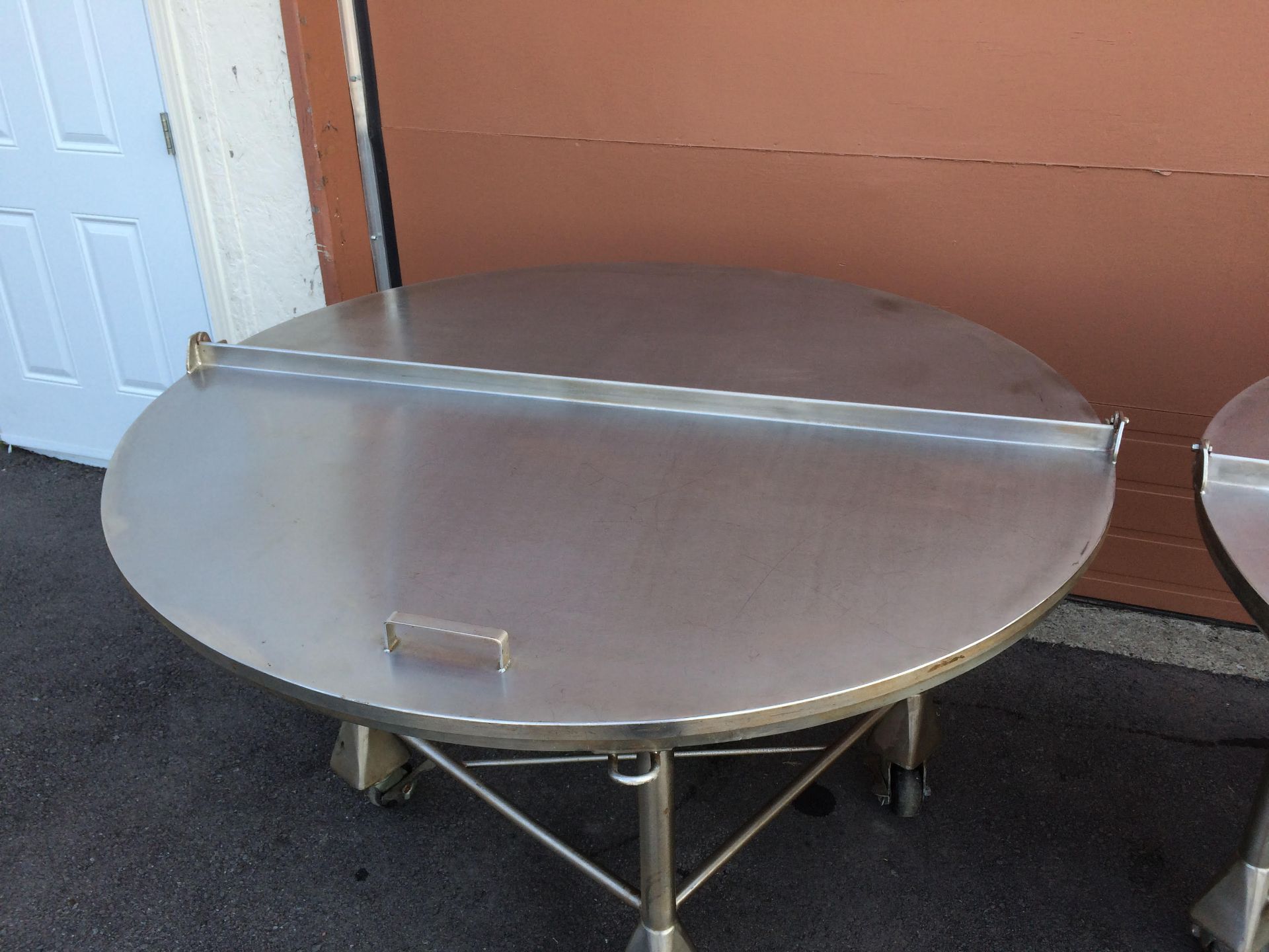 Lot of 2 large stainless steel hoppers with two-part lids and support for emptying. The hoppers - Image 4 of 8