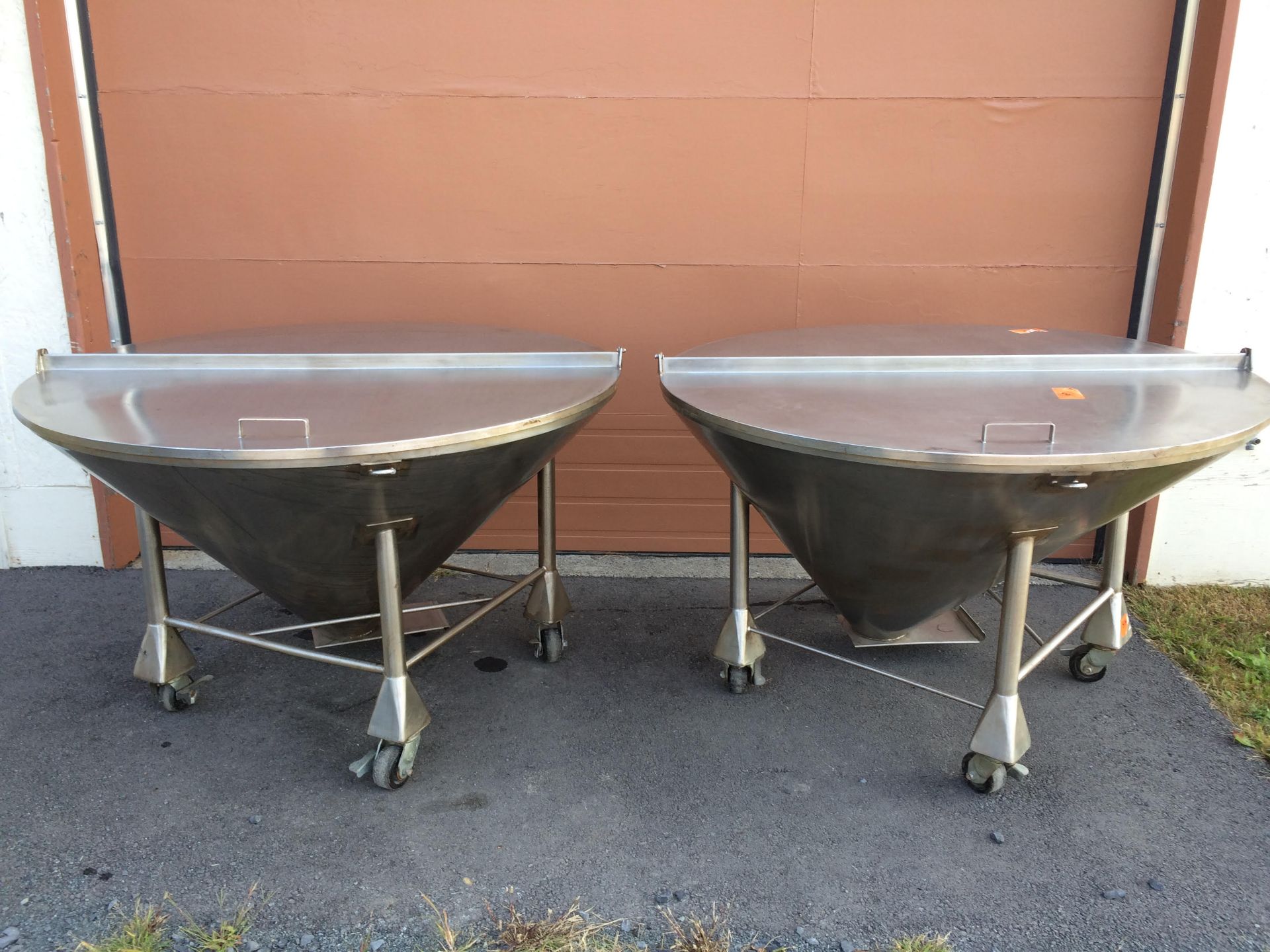 Lot of 2 large stainless steel hoppers with two-part lids and support for emptying. The hoppers - Image 3 of 8