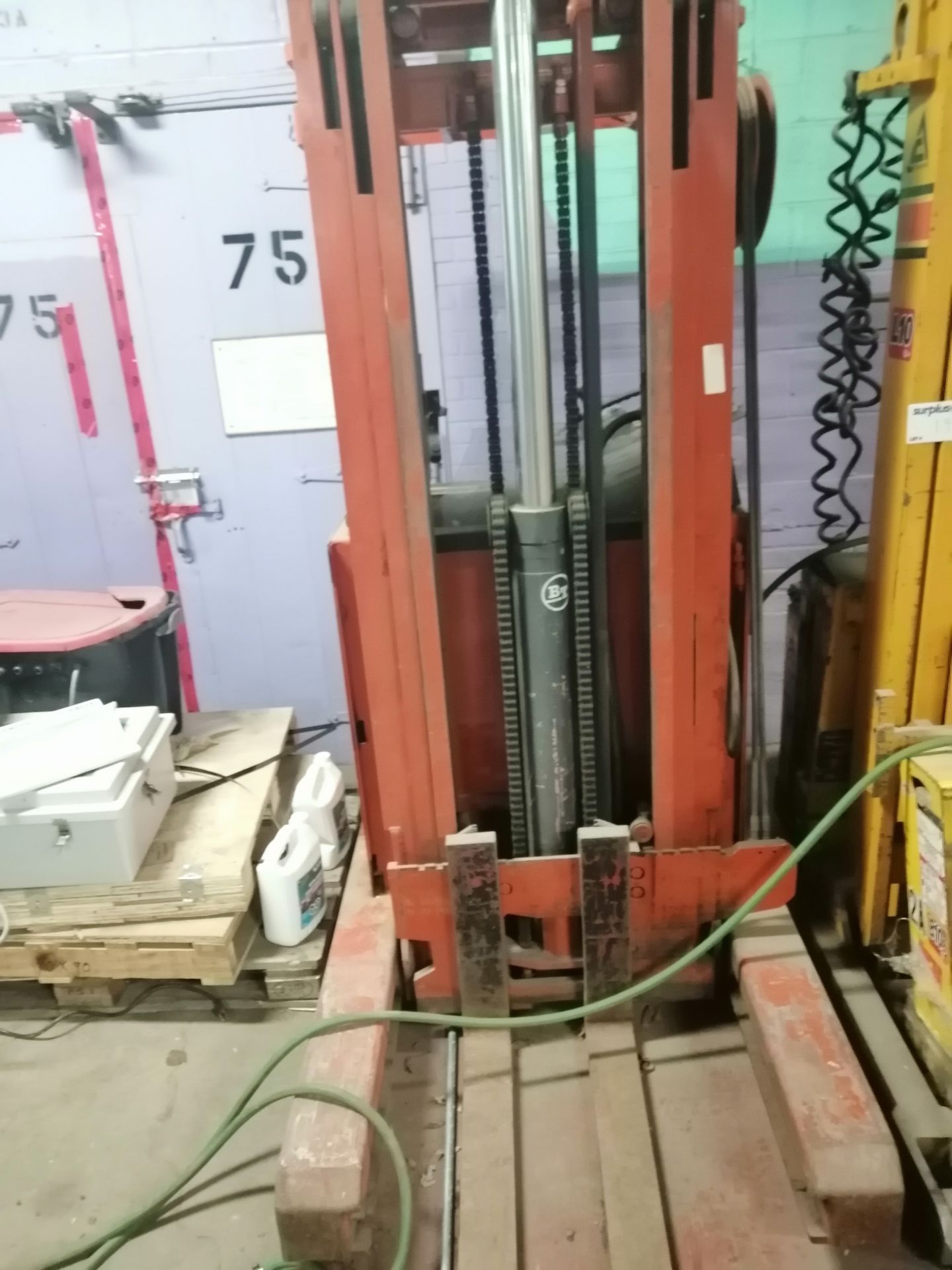 Fork Lift  Brand :BT *unknow condition *no battery  Item Location Drummondville - Image 3 of 6