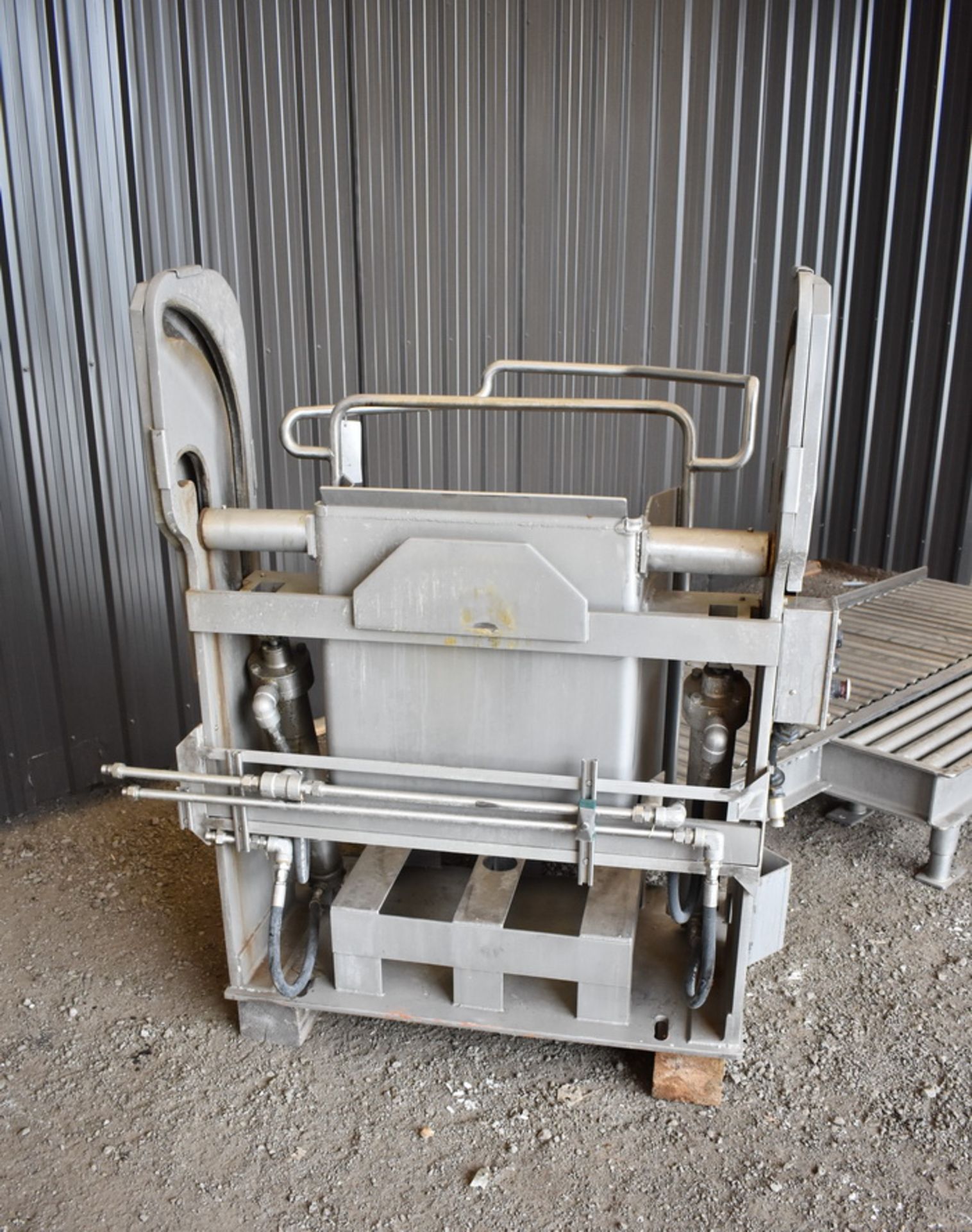 SANITARY HYDRAULIC DRUM DUMPER, ALL STAINLESS STEEL Item Location : Laval  -ALL STAINLESS STEEL - Image 3 of 9