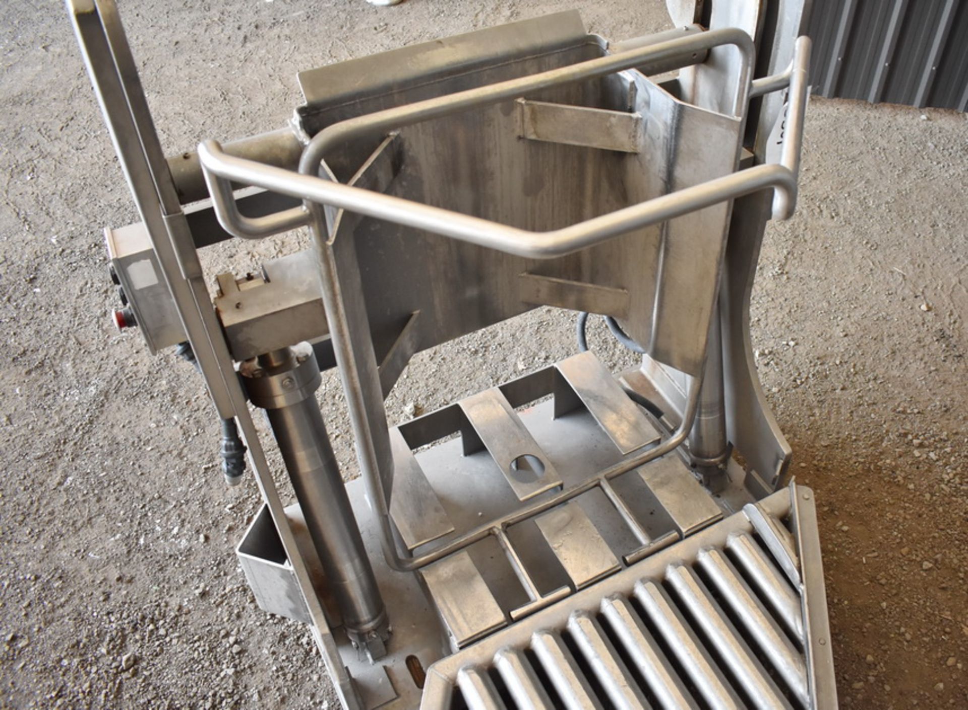 SANITARY HYDRAULIC DRUM DUMPER, ALL STAINLESS STEEL Item Location : Laval  -ALL STAINLESS STEEL - Image 6 of 9