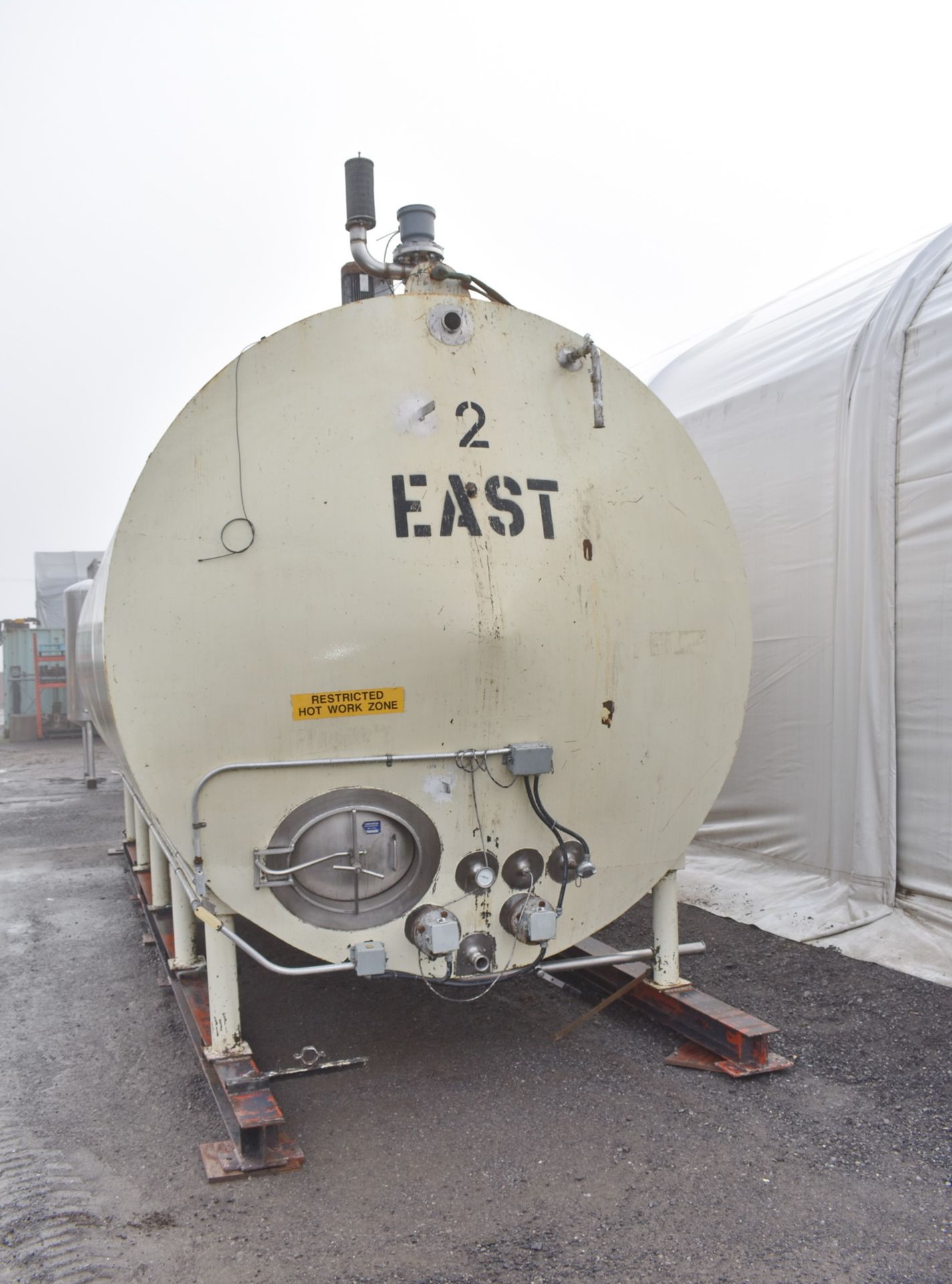 8560 GALLON TANK, STAINLESS STEEL, HORIZONTAL, DOUBLE COMPARTMENT TANK Item Location : Laval  -TOTAL - Image 5 of 12