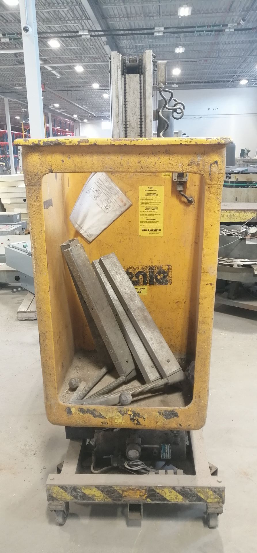 Genie Lift Model: PLC-19PDC *unknow condition *no battery  Item Location Drummondville - Image 4 of 8