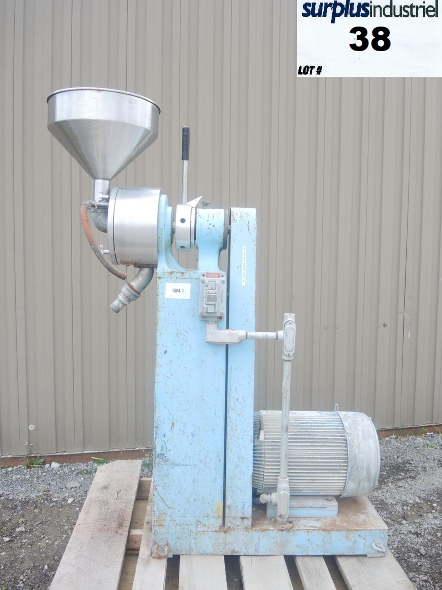 SULLIVAN TRI-HOMO MILL, 15 HP Item Location : Laval  -MANUFACTURER:  SULLIVAN, -WATER COOLED