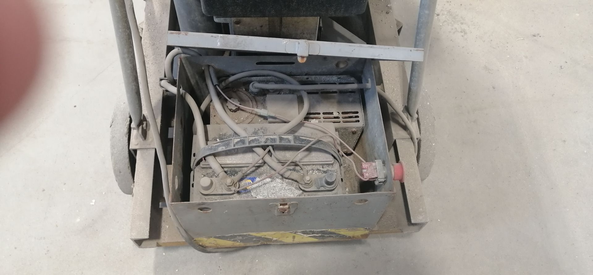 Genie Lift Model: PLC-19PDC *unknow condition *no battery  Item Location Drummondville - Image 7 of 8