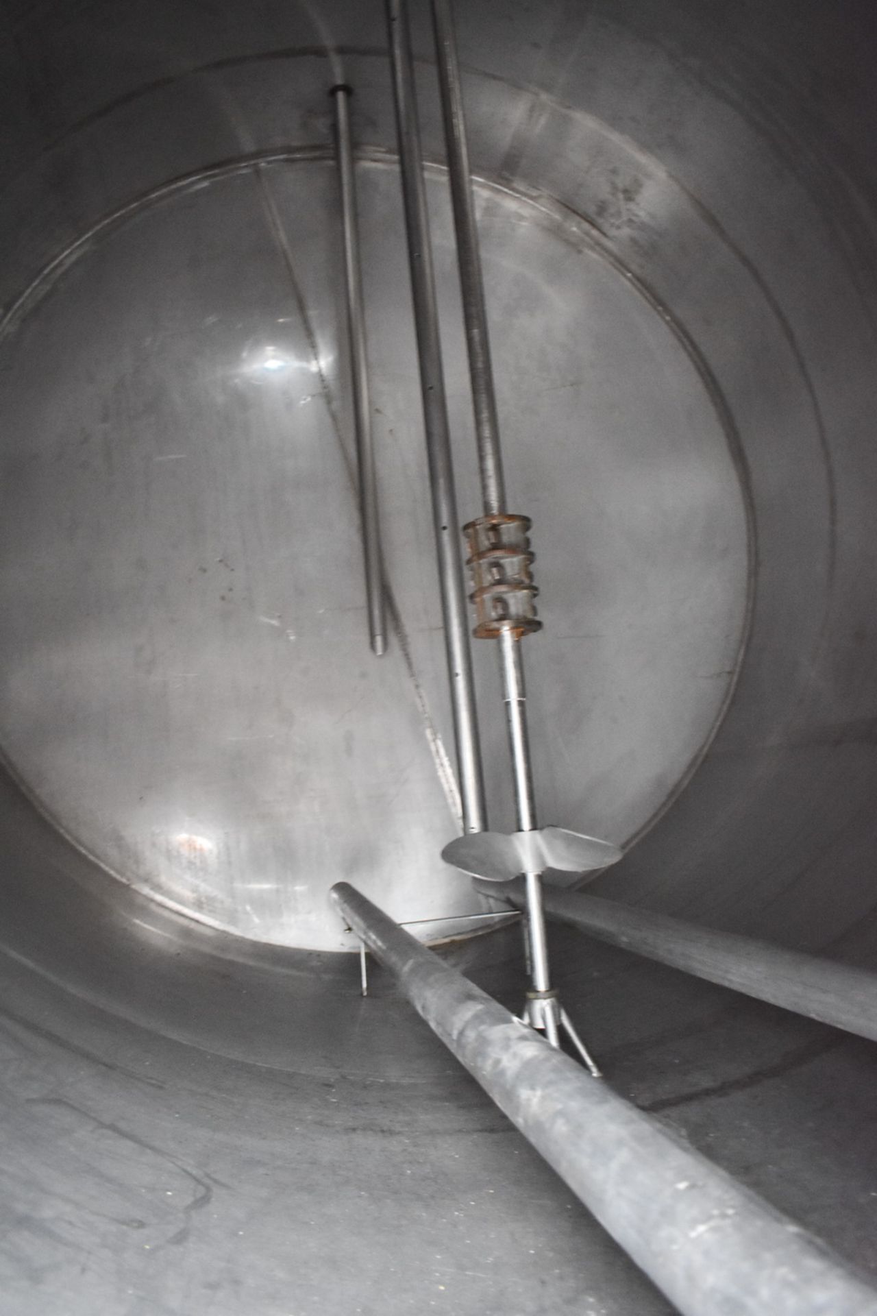 8560 GALLON TANK, STAINLESS STEEL, HORIZONTAL, DOUBLE COMPARTMENT TANK Item Location : Laval  -TOTAL - Image 11 of 12