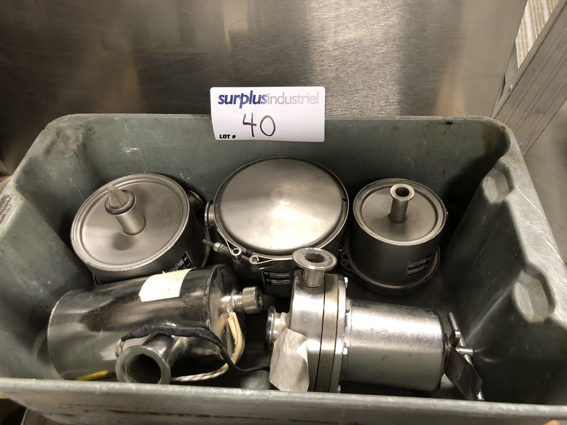 LOT OF VACUUM TRAPS AND FILTERS Item location: Drummondville