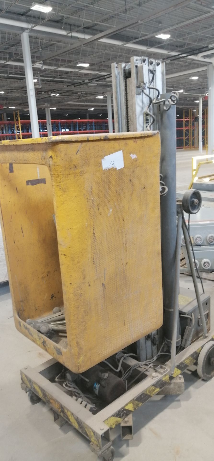 Genie Lift Model: PLC-19PDC *unknow condition *no battery  Item Location Drummondville - Image 3 of 8