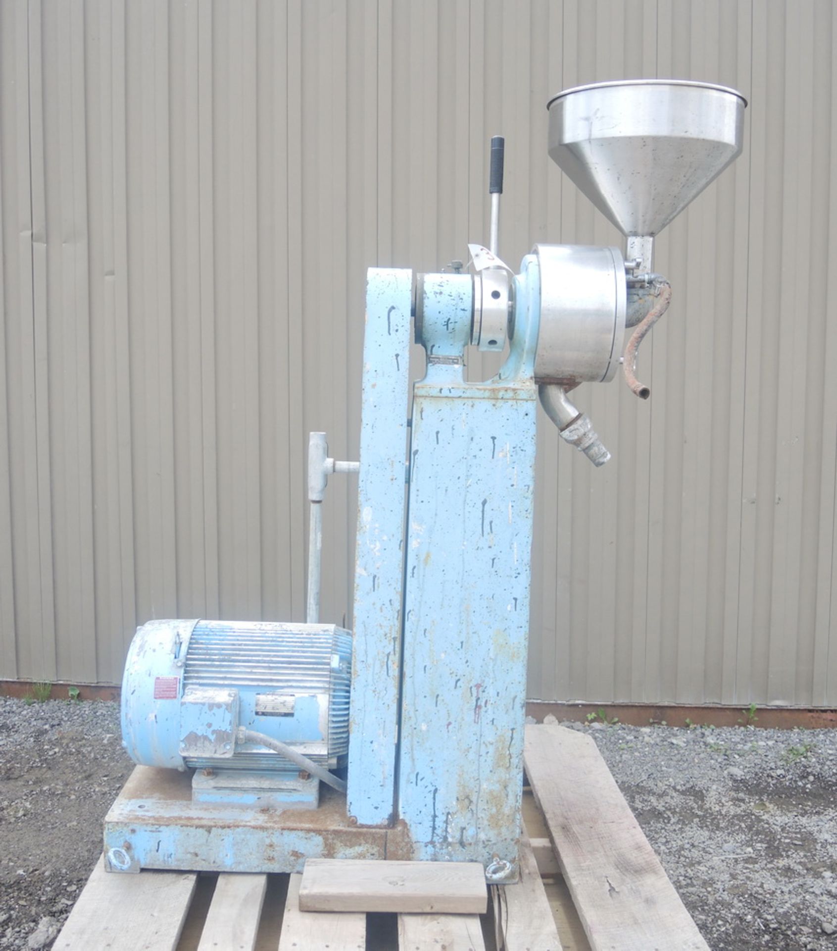 SULLIVAN TRI-HOMO MILL, 15 HP Item Location : Laval  -MANUFACTURER:  SULLIVAN, -WATER COOLED - Image 2 of 7