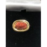 High carat gold & coral brooch weight 4.5g measures approx 2.5cm by 1.8cm