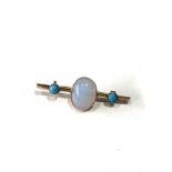 High carat gold moonstone & turquoise brooch measures approx 4.2cm by1.5cm weight 4.6g