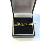 Antique 9ct gold peridot & seed-pearl brooch measures approx 5.5cm