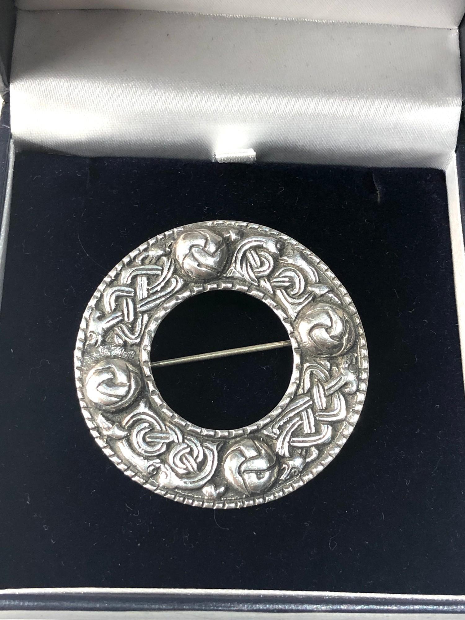 Large silver Celtic Iona Scottish pin brooch measures approx 5cm dia - Image 4 of 9