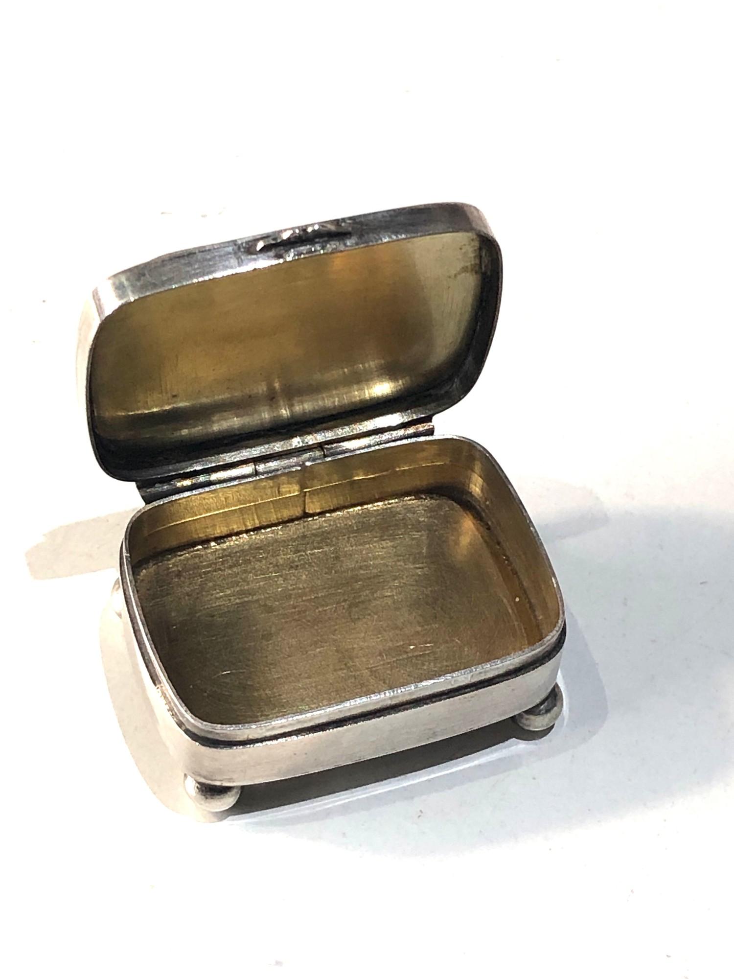 Scottish silver and hard-stone set pill box in good condition not hallmarked but tested as silver - Image 4 of 5