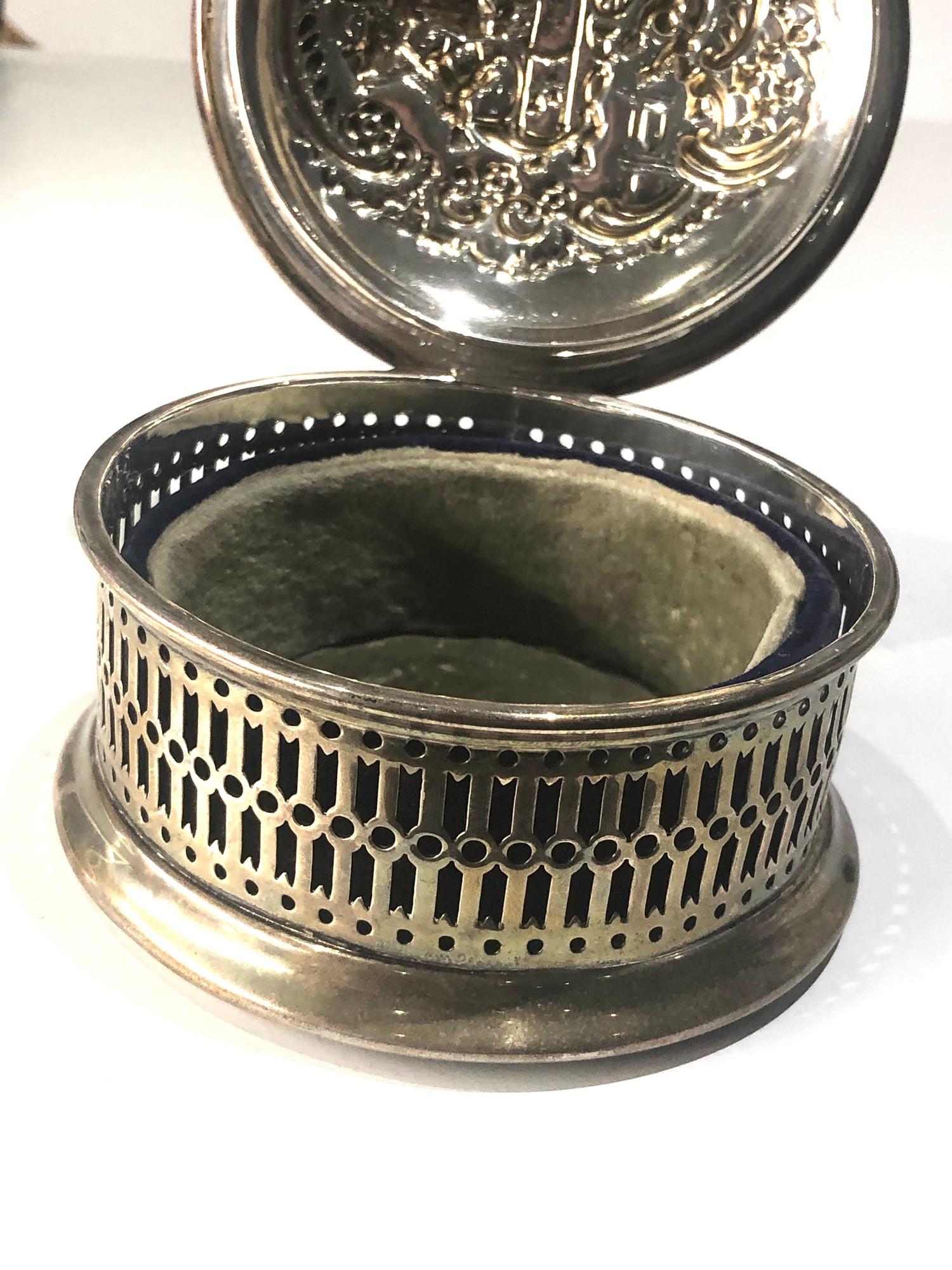 Vintage silver pierced scenic embossed lid jewellery box measures approx 10cm dia height 5.7cm - Image 5 of 6