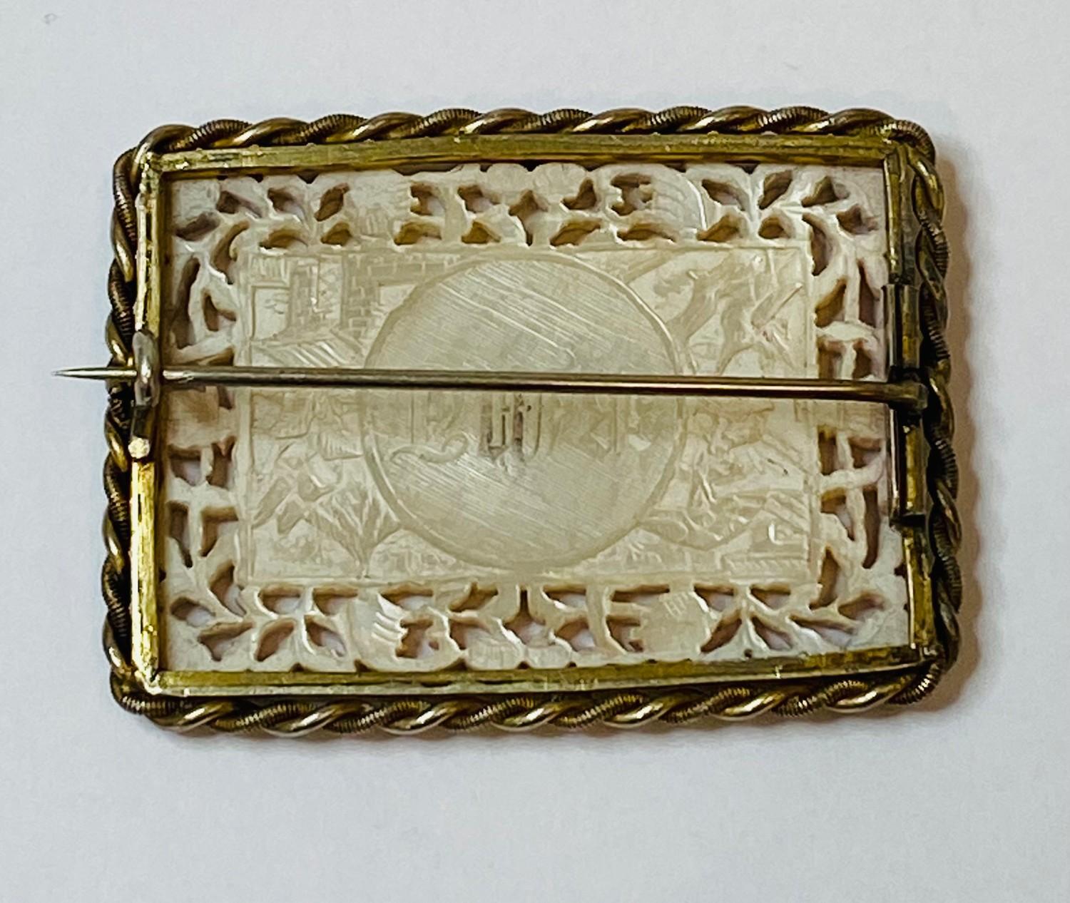 Georgian mother of pearl Chinese gaming token brooch, overall good condition - Image 2 of 5