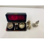 Boxed silver hallmarked salts set with spoons, total approximate weight 135g