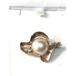 high carat gold pearl and diamond brooch set with lrge central pearl that measure approx 15mm dia
