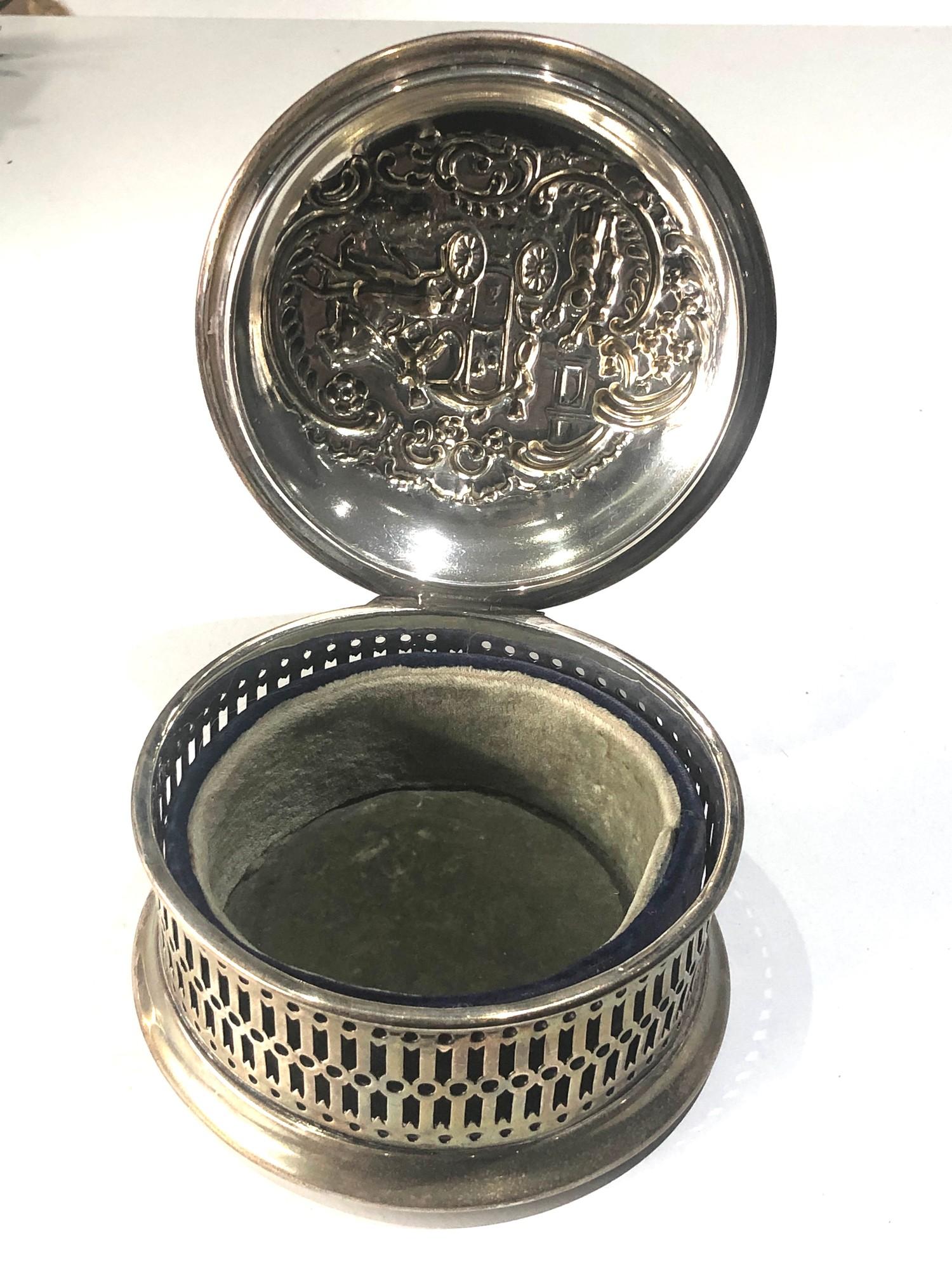 Vintage silver pierced scenic embossed lid jewellery box measures approx 10cm dia height 5.7cm - Image 4 of 6