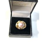 Fine 18ct gold diamond and pearl ring set with large central pearl that measures approx 10mm dia