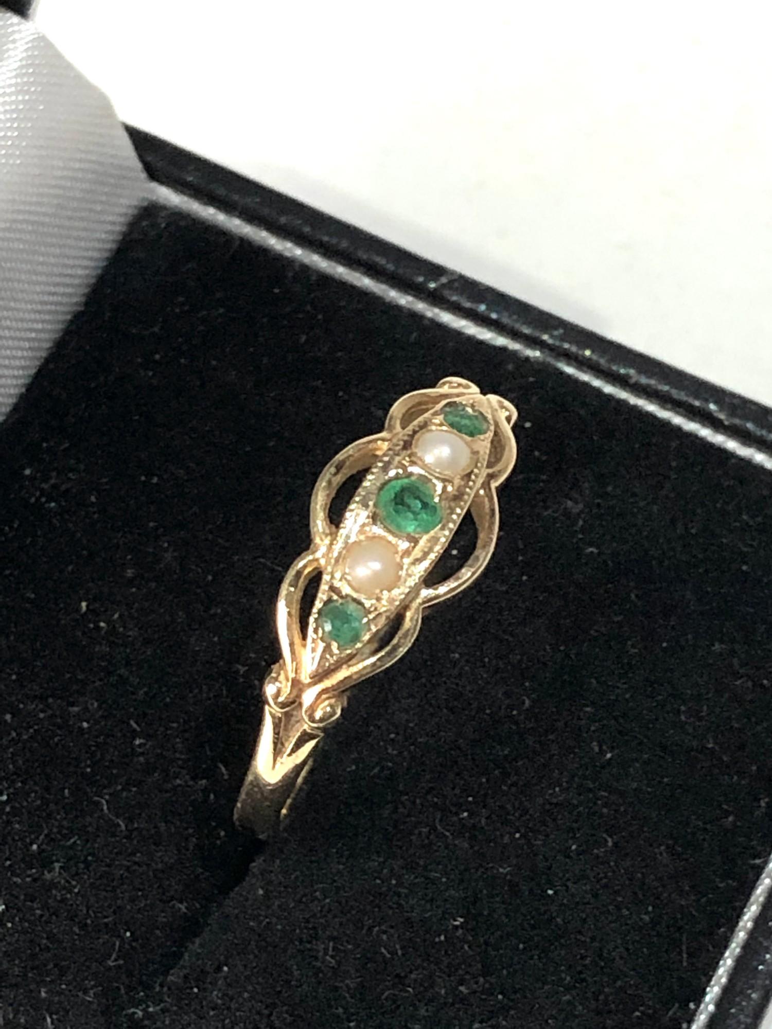9ct gold Emerald and pearl gypsy ring weight 2g - Image 2 of 3