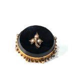 15ct gold onyx & pearl brooch measures approx 31mm dia weight 9.6g