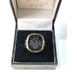 Gold seal ring set with black intaglio crest measures approx 16mm by 14mm weight 3.4g