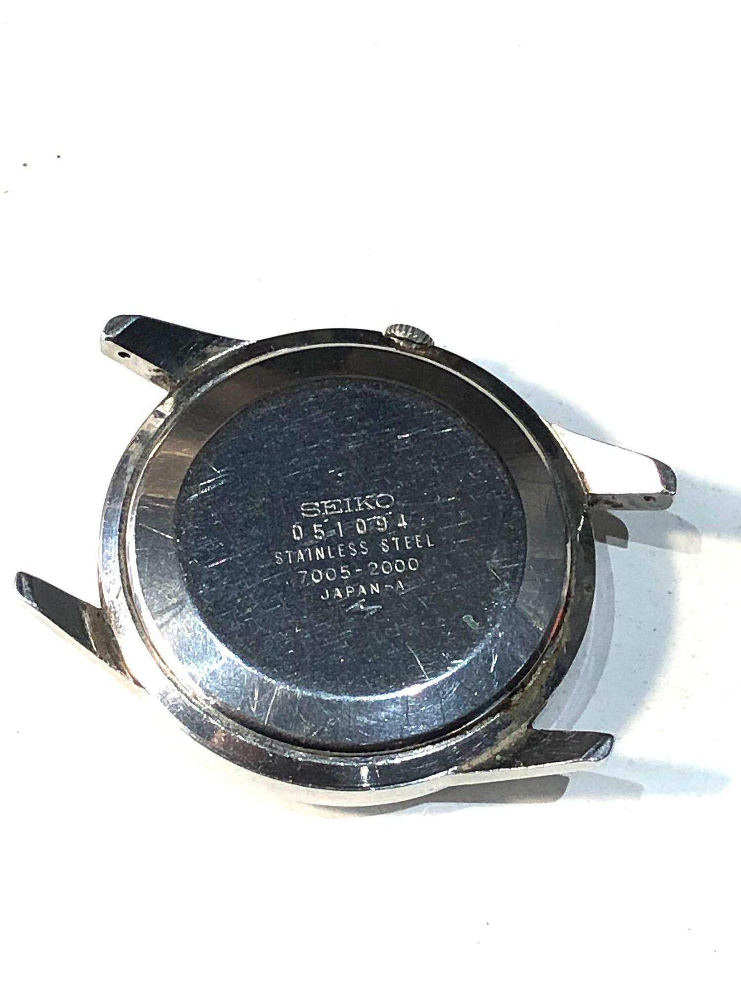 Vintage Seiko Automatic 17 Jewels Date Calibre 7005-2000 watch is ticking case measures approx - Image 3 of 3