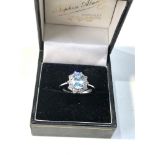 18ct white gold diamond and aquamarine ring set with large central aquamarine that measures approx