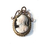 Vintage gold framed banded agate cameo pendant measures approx 2.8cm drop by 1.8cm wide