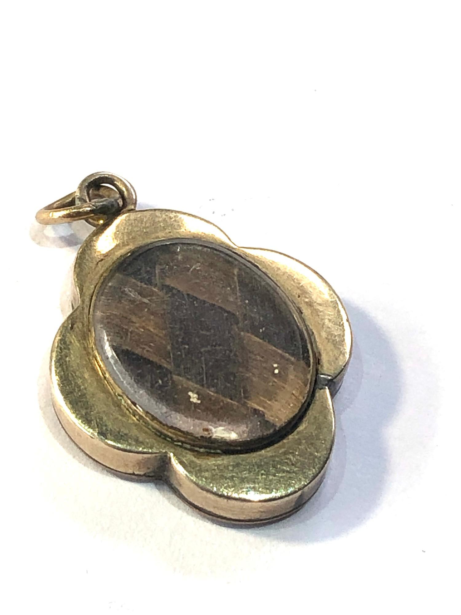 Antique gold enamel mourning hair locket pendant measures approx 2.3cm drop by 17mm wide - Image 3 of 3