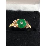 18ct gold polished jade and stone set ring not diamond weight 2.5g