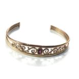 9ct gold garnet lattice torque bangle weight 6.1g