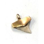 gold & sharks tooth pendant measures approx 2.2cm wide by 2cm weight 3g