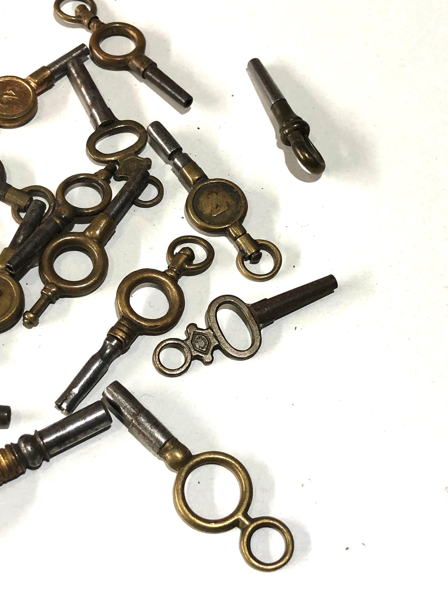Selection of antique pocket watch keys - Image 2 of 3