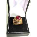 18ct gold synthetic ruby cocktail ring weight 6.8g