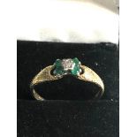 18ct gold diamond & emerald ring weight 2.5g