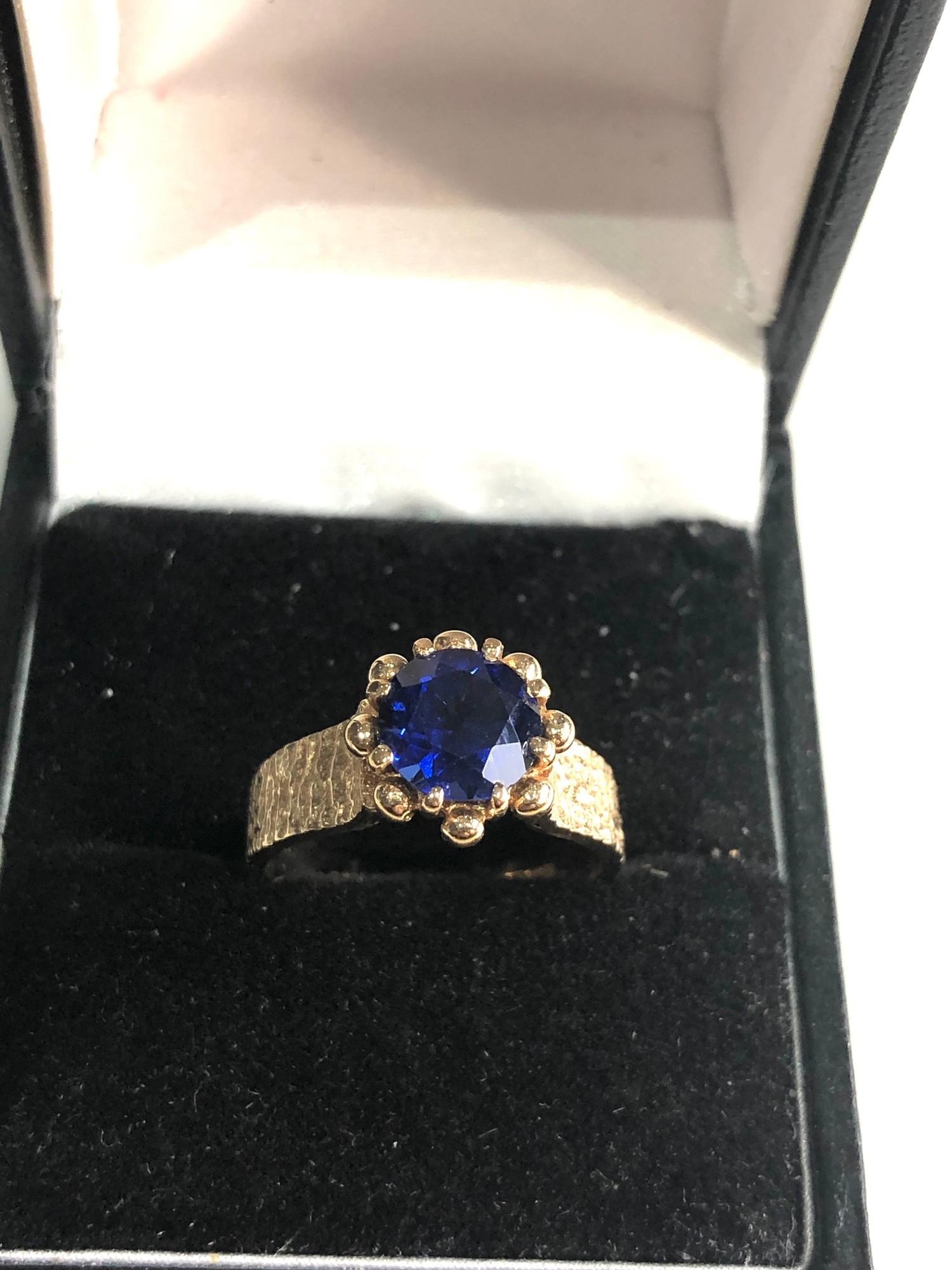 9ct gold synthetic sapphire set ring weight 3.9g