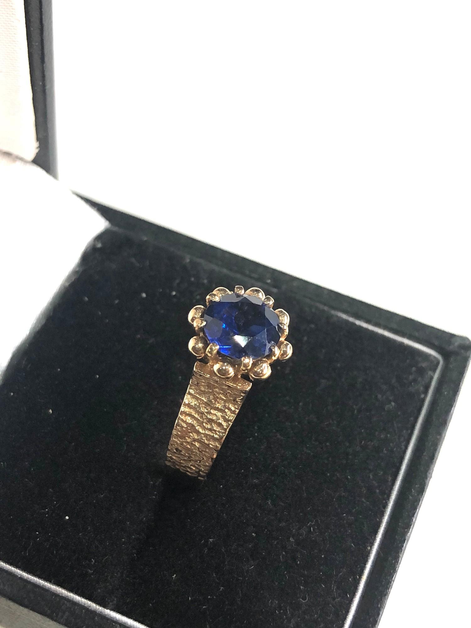 9ct gold synthetic sapphire set ring weight 3.9g - Image 2 of 4