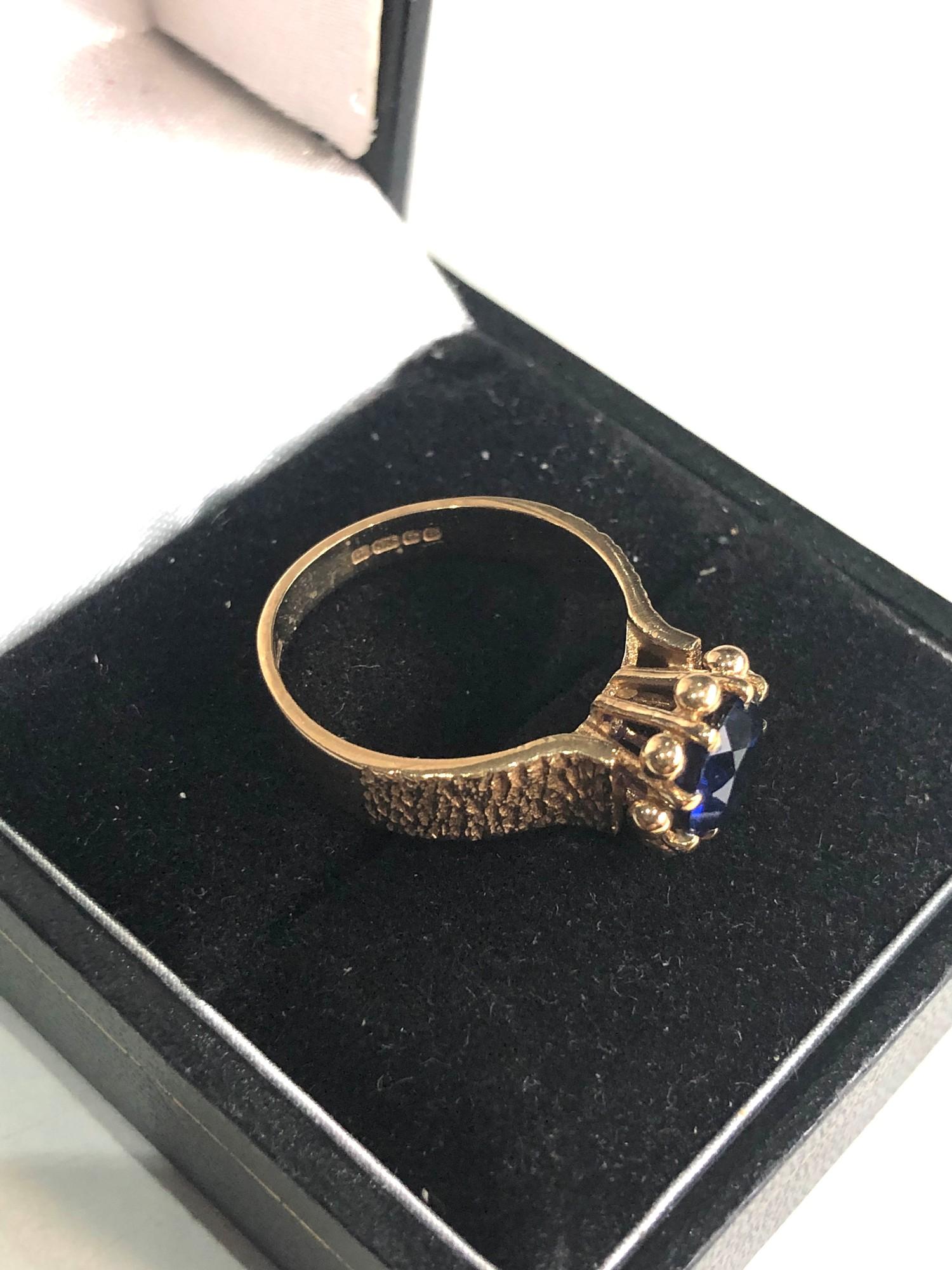 9ct gold synthetic sapphire set ring weight 3.9g - Image 3 of 4