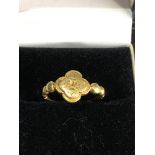 18ct gold Elizabethan etched detailed ring weight 4.1g