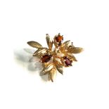 Small 9ct gold garnet brooch measures approx 2.2cm by 1.8cm weight 2.2g