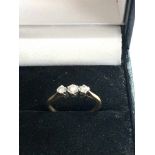 Antique 18ct gold 3 stone diamond ring set with 3 small diamonds weight 1.4g