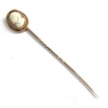 gold framed cameo stick pin measures approx 7.1cm long weight 2.1g